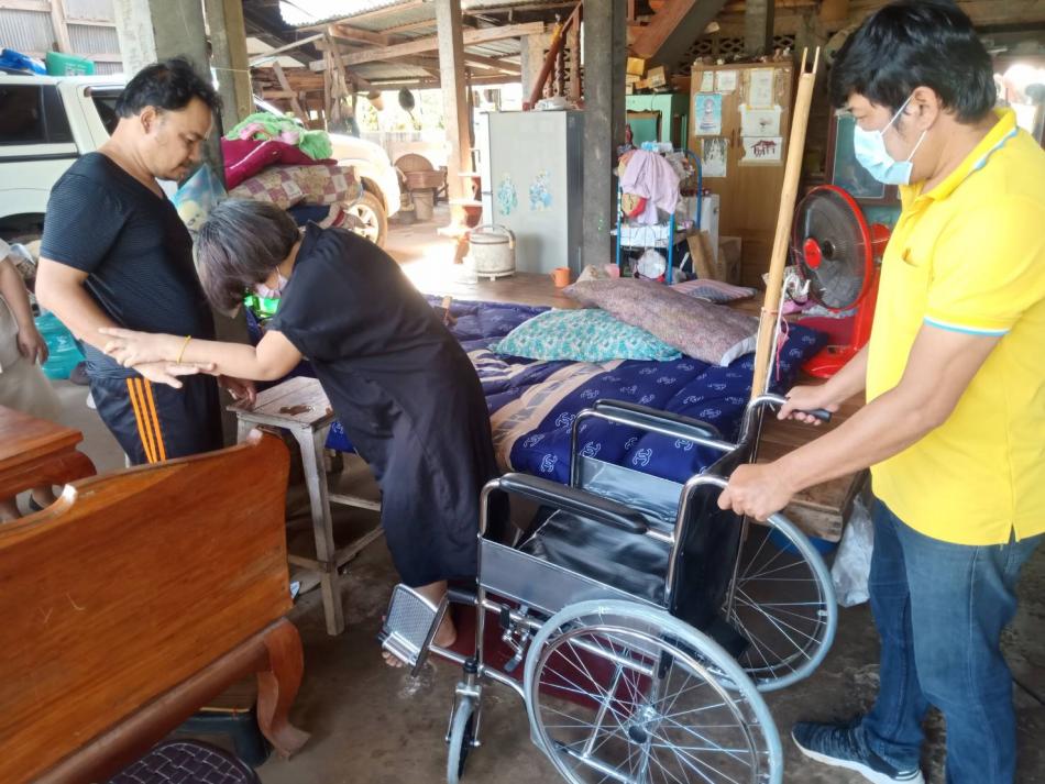 มอบรถเข็นช่วยเหลือผู้ประสบปัญหาความเดือดร้อน