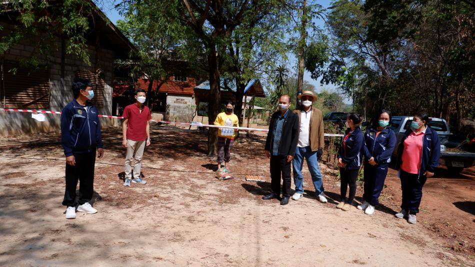 มอบถุงยังชีพให้ผู้ติดเชื้อโควิด-19