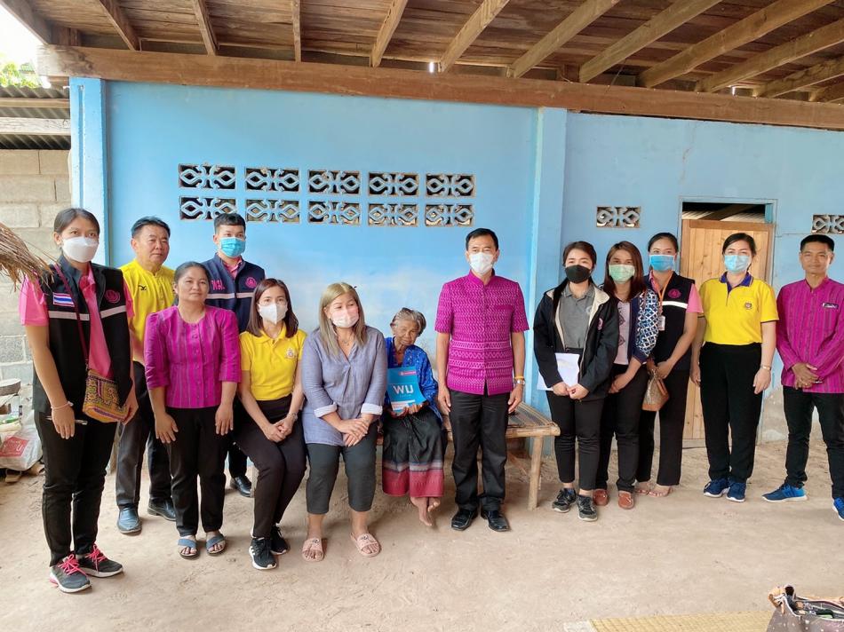 ตรวจเยี่ยมให้กำลังใจครัวเรือนยากจน (กลุ่มเปราะบางแบบพุ่งเป้า)ตามโครงการคนกาฬสินธุ์ไม่ทิ้งใครไว้ข้างหลัง Kalasin Happiness Model