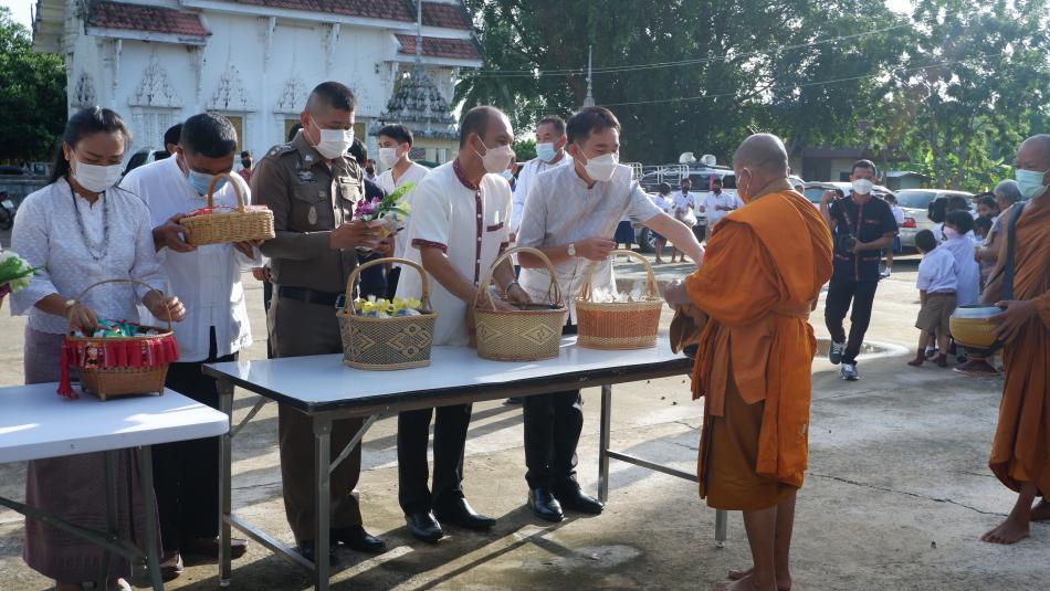 ทำบุญตักบาตร วันธรรมะสวนะ 