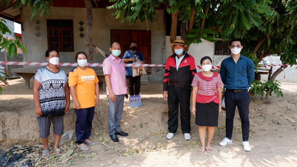 มอบถุงยังชีพให้ผู้ติดเชื้อโควิด-19